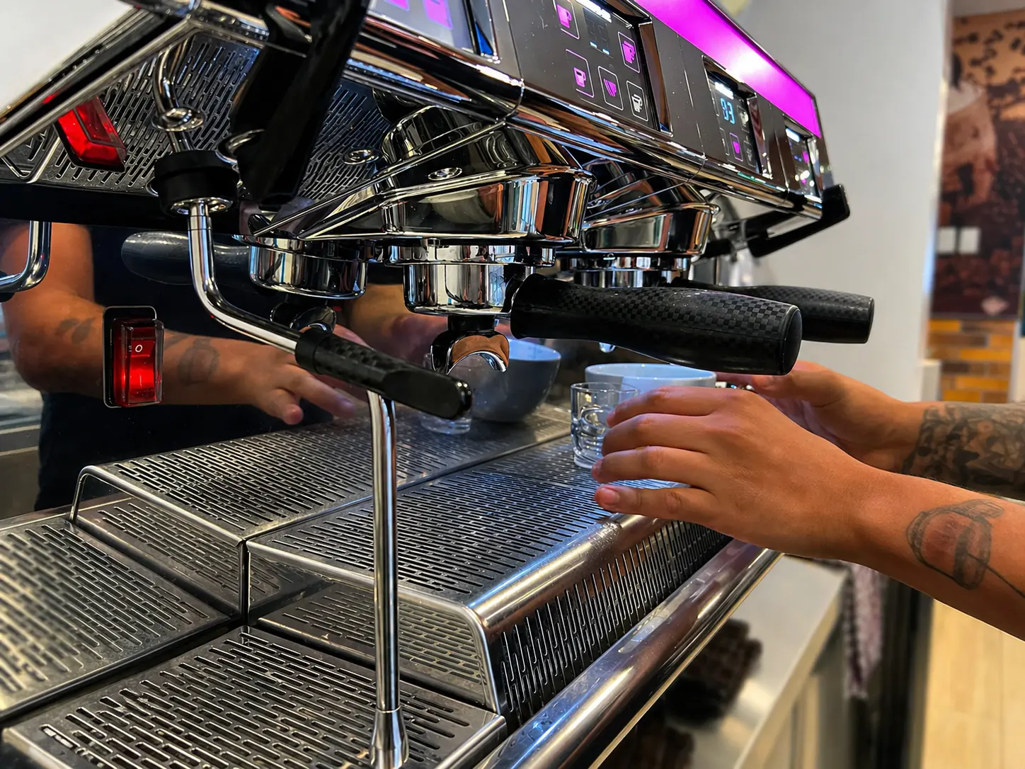 Barista preparando café